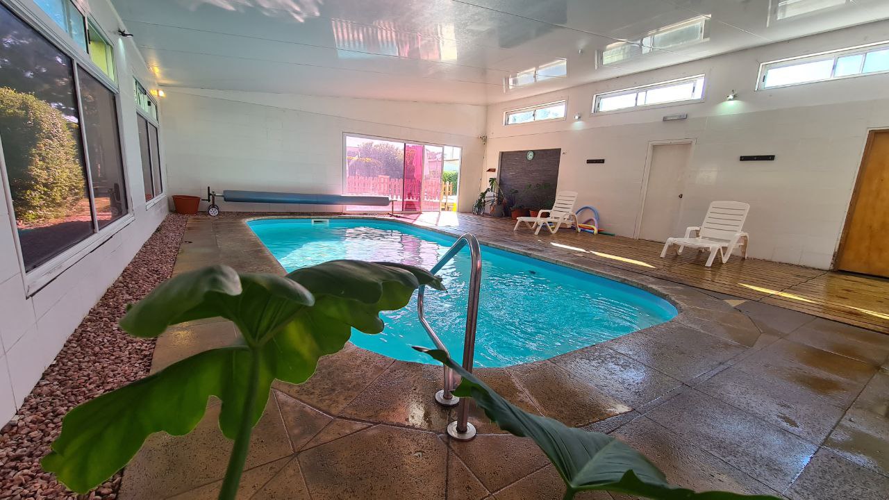 Piscina interior cerrada y climatizada del complejo
